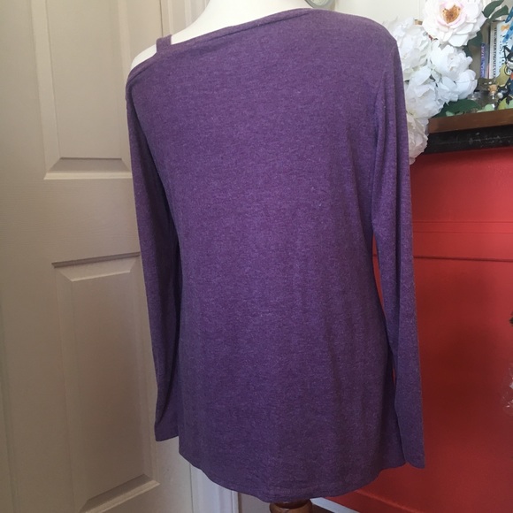 Cold Shoulder 💜 top - Picture 2 of 5